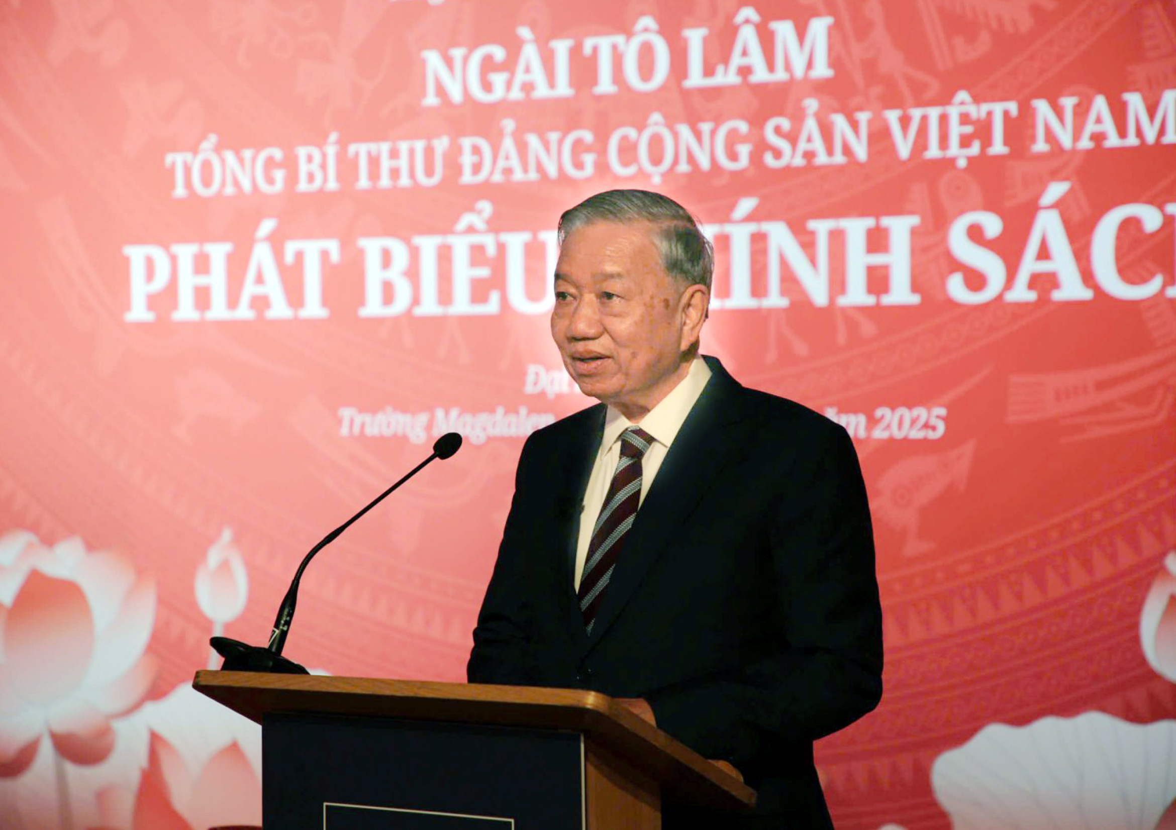 在英国,苏林总书记谈生死攸关的问题与越南的选择